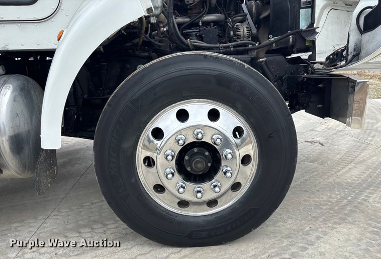 image for item ET4510 2007 Peterbilt 330 truck cab and chassis