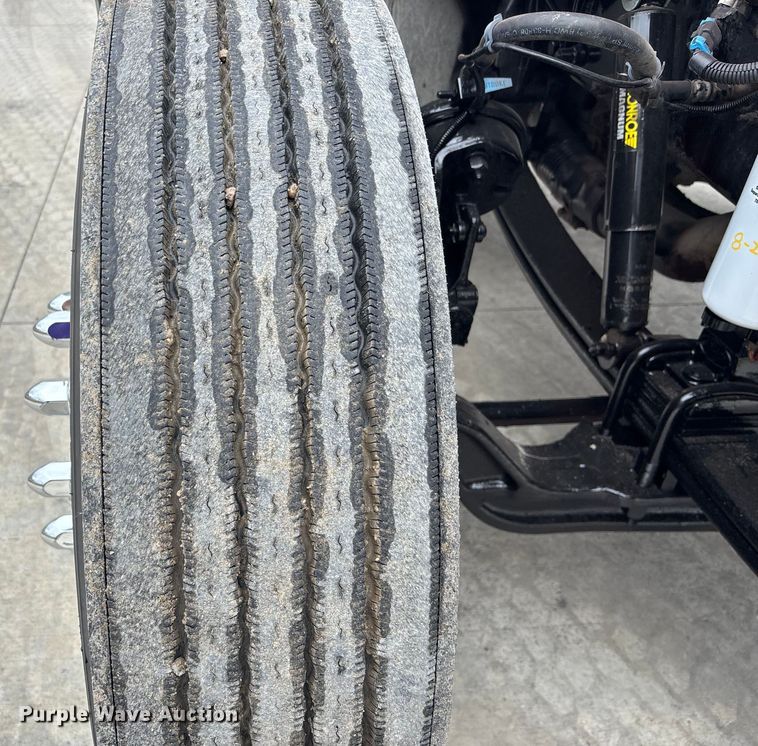 image for item ET4510 2007 Peterbilt 330 truck cab and chassis