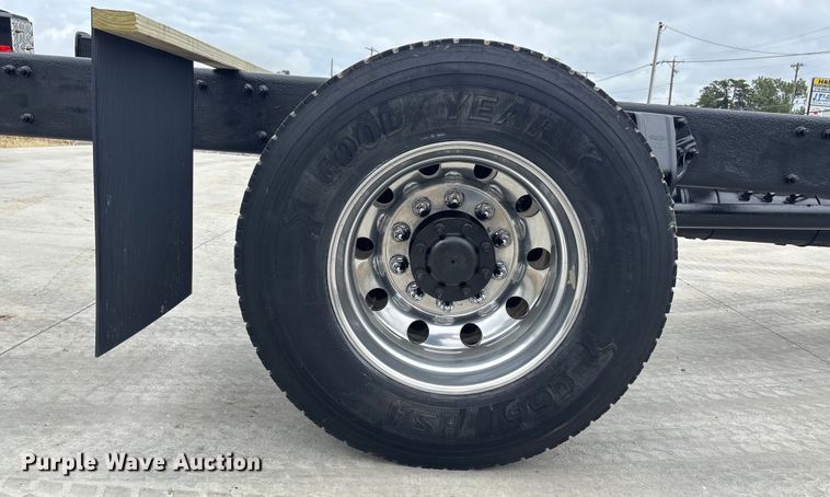 image for item ET4510 2007 Peterbilt 330 truck cab and chassis