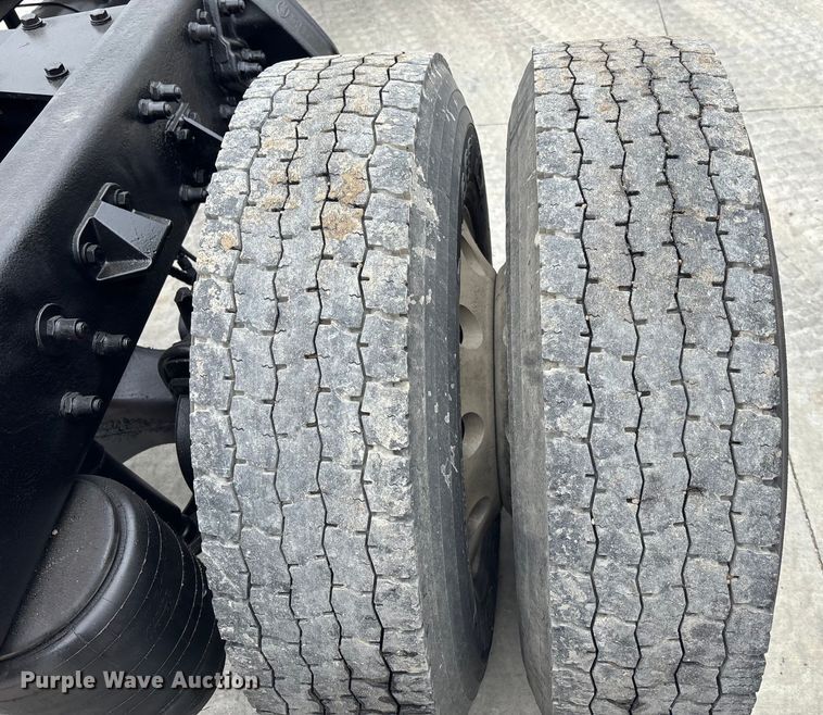 image for item ET4510 2007 Peterbilt 330 truck cab and chassis