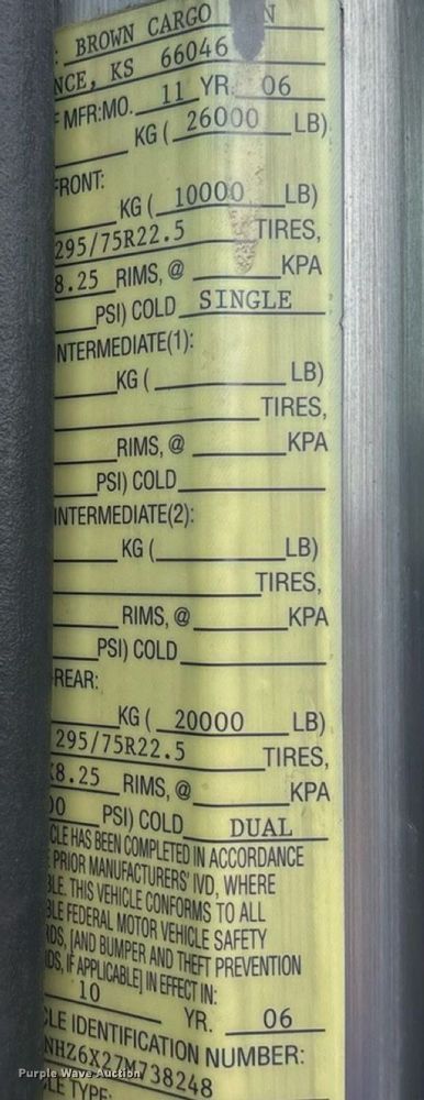 image for item ET4510 2007 Peterbilt 330 truck cab and chassis