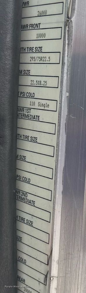 image for item ET4510 2007 Peterbilt 330 truck cab and chassis