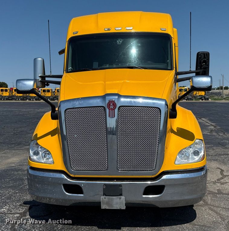 image for item EU2207 2021 Kenworth T680 semi truck