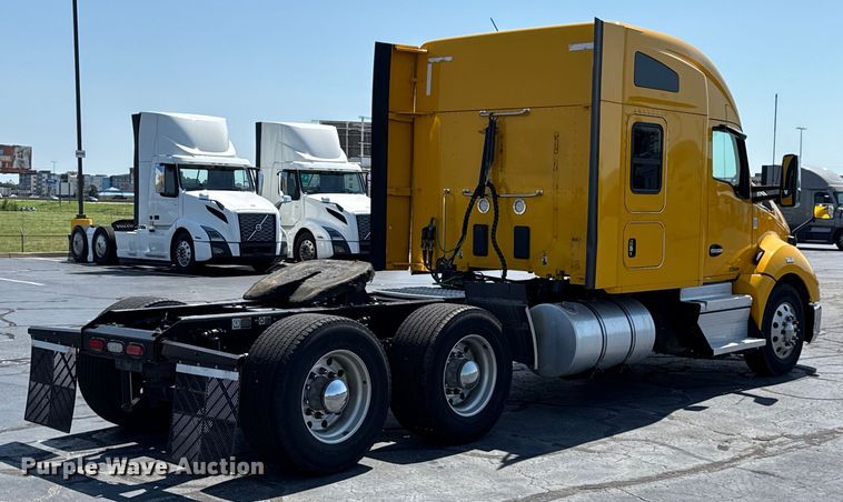 image for item EU2207 2021 Kenworth T680 semi truck