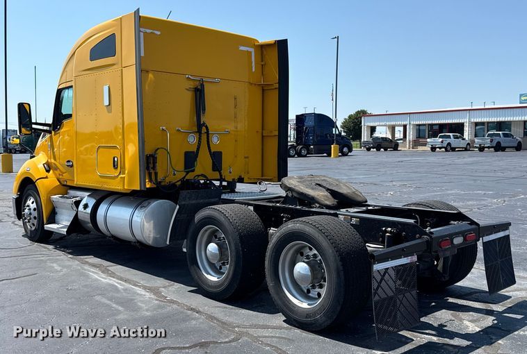image for item EU2207 2021 Kenworth T680 semi truck