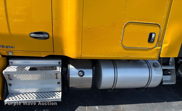 image for item EU2207 2021 Kenworth T680 semi truck