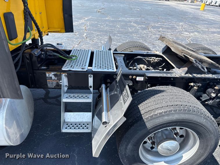 image for item EU2207 2021 Kenworth T680 semi truck