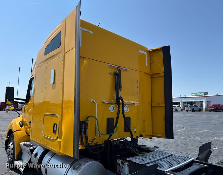image for item EU2207 2021 Kenworth T680 semi truck