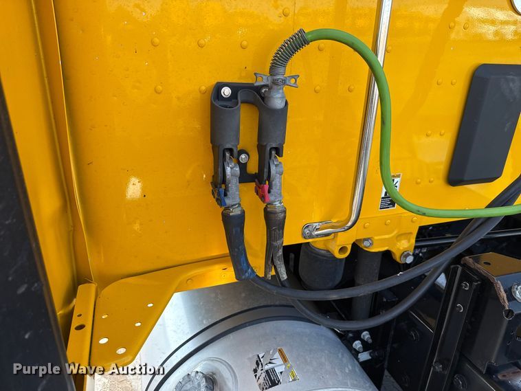 image for item EU2207 2021 Kenworth T680 semi truck