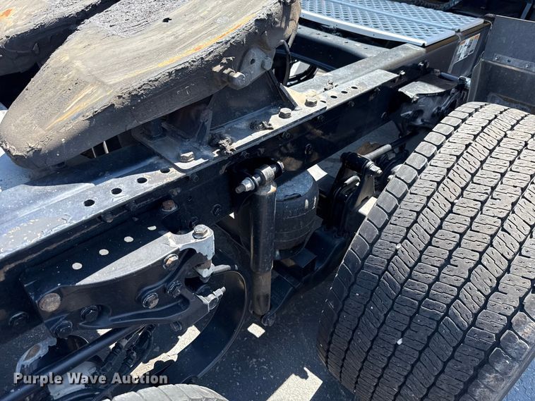 image for item EU2207 2021 Kenworth T680 semi truck