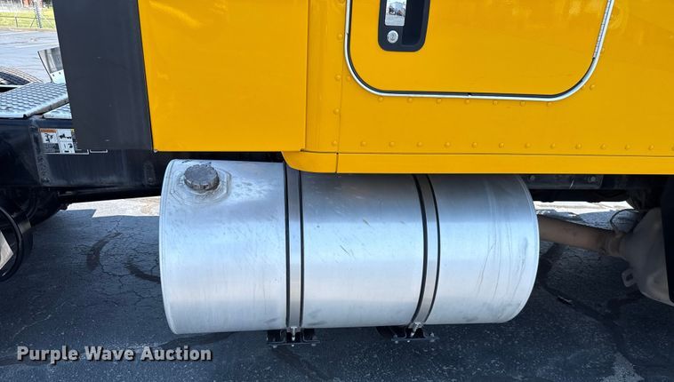 image for item EU2207 2021 Kenworth T680 semi truck