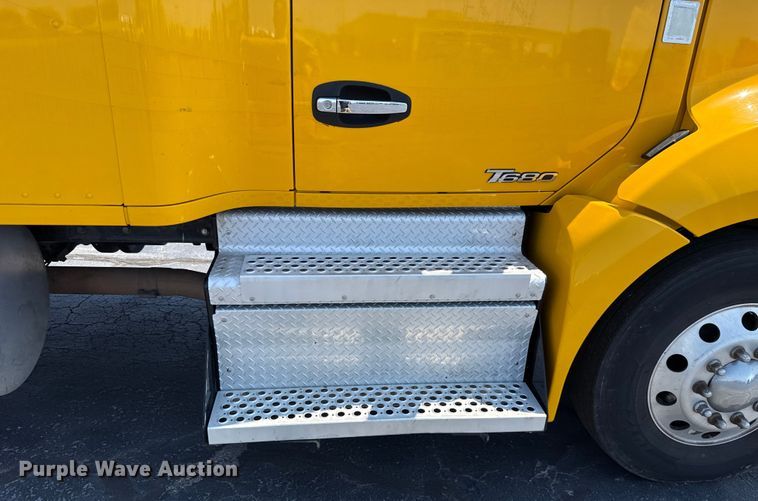 image for item EU2207 2021 Kenworth T680 semi truck