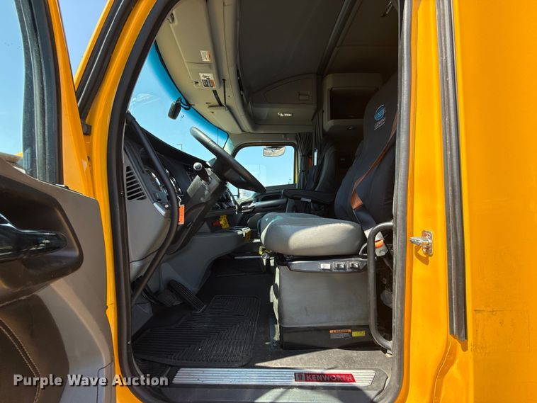 image for item EU2207 2021 Kenworth T680 semi truck