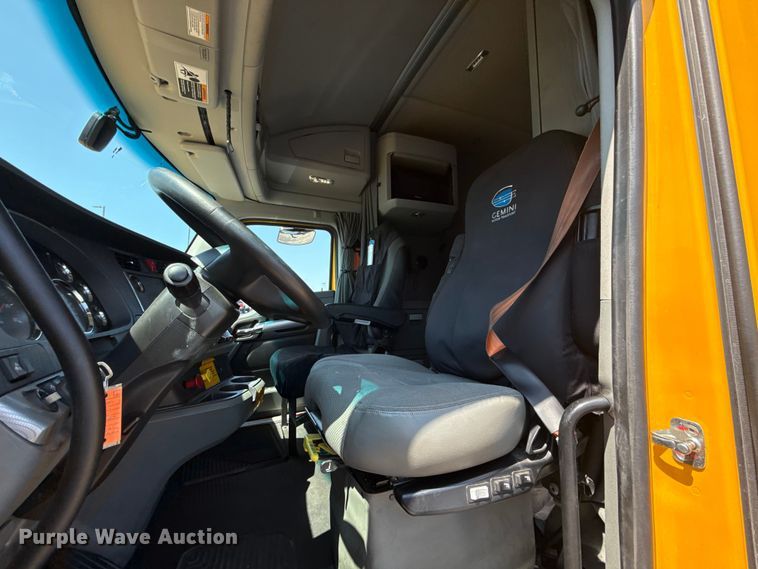 image for item EU2207 2021 Kenworth T680 semi truck