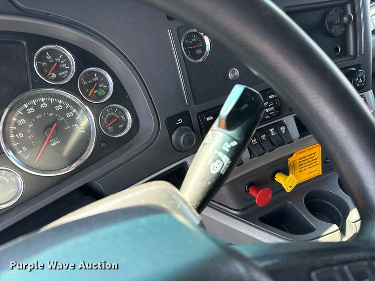 image for item EU2207 2021 Kenworth T680 semi truck