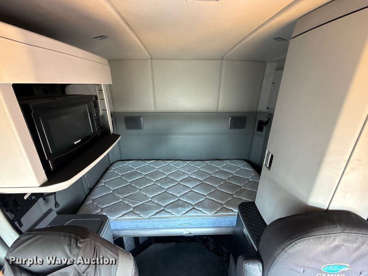 image for item EU2207 2021 Kenworth T680 semi truck