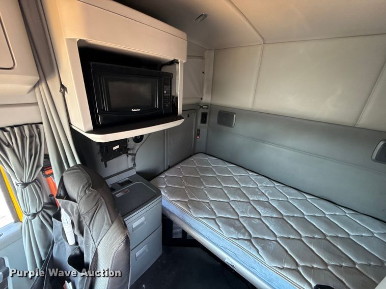 image for item EU2207 2021 Kenworth T680 semi truck