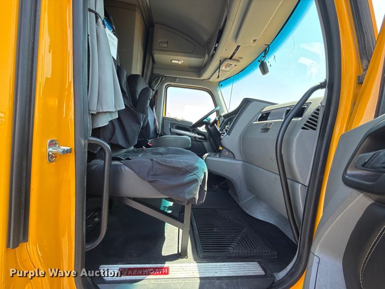 image for item EU2207 2021 Kenworth T680 semi truck