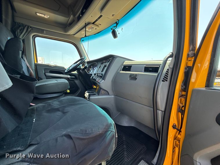 image for item EU2207 2021 Kenworth T680 semi truck