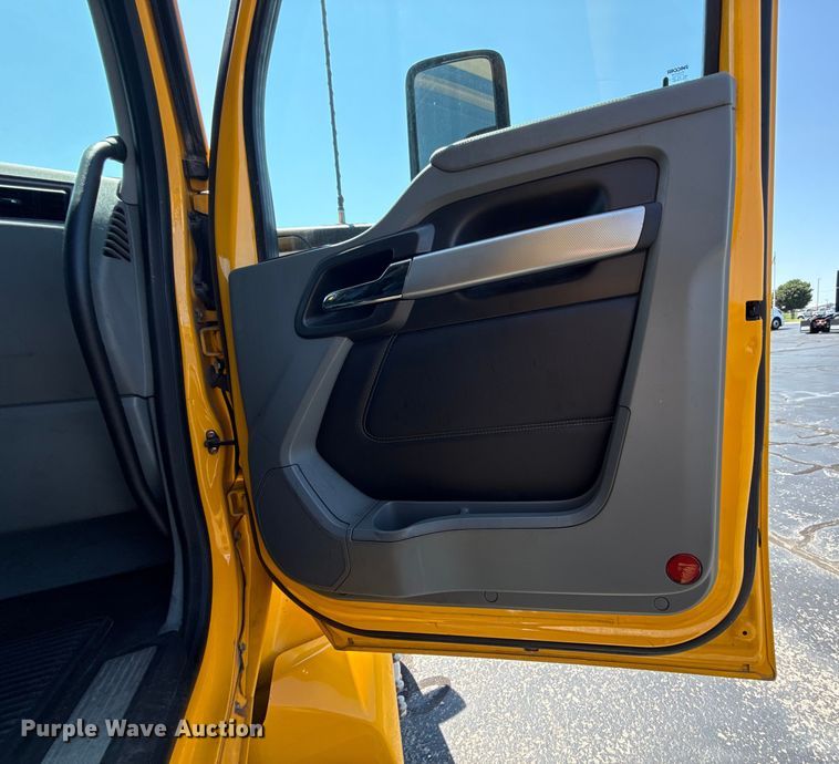 image for item EU2207 2021 Kenworth T680 semi truck