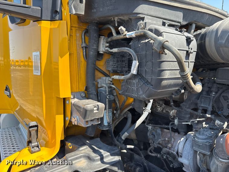 image for item EU2207 2021 Kenworth T680 semi truck