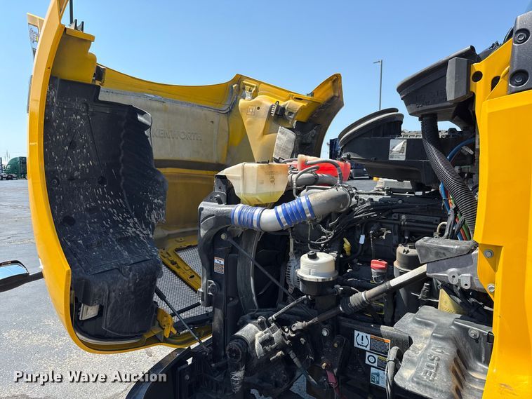 image for item EU2207 2021 Kenworth T680 semi truck