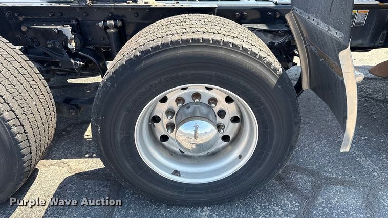 image for item EU2207 2021 Kenworth T680 semi truck