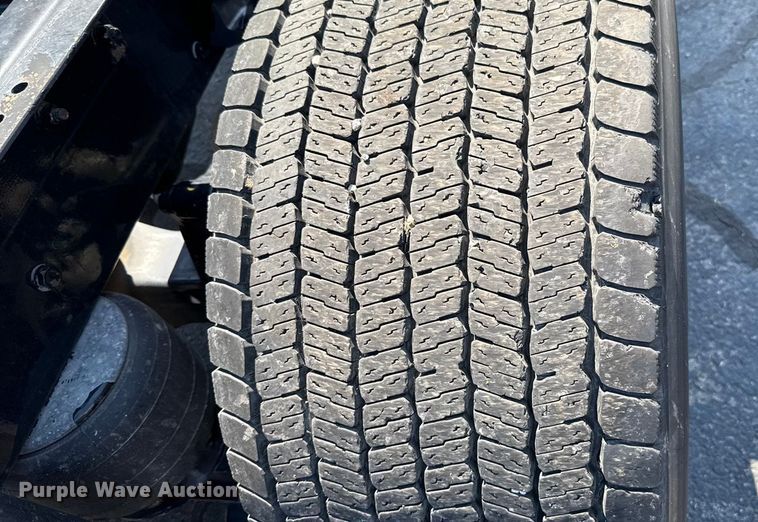 image for item EU2207 2021 Kenworth T680 semi truck