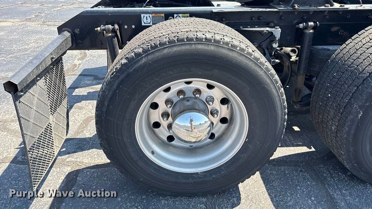 image for item EU2207 2021 Kenworth T680 semi truck