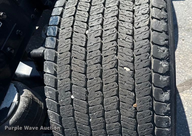 image for item EU2207 2021 Kenworth T680 semi truck