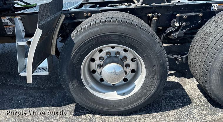 image for item EU2207 2021 Kenworth T680 semi truck