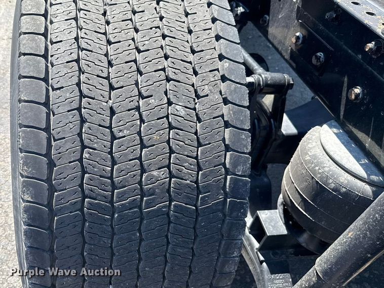 image for item EU2207 2021 Kenworth T680 semi truck