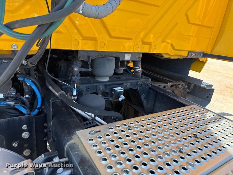 image for item EU2208 2021 International LT625 semi truck