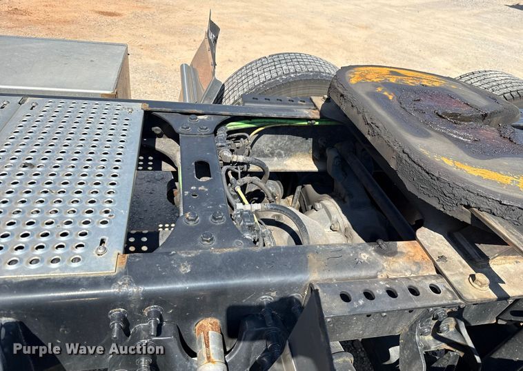 image for item EU2208 2021 International LT625 semi truck