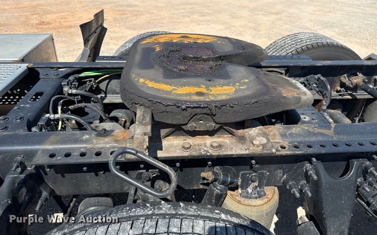 image for item EU2208 2021 International LT625 semi truck