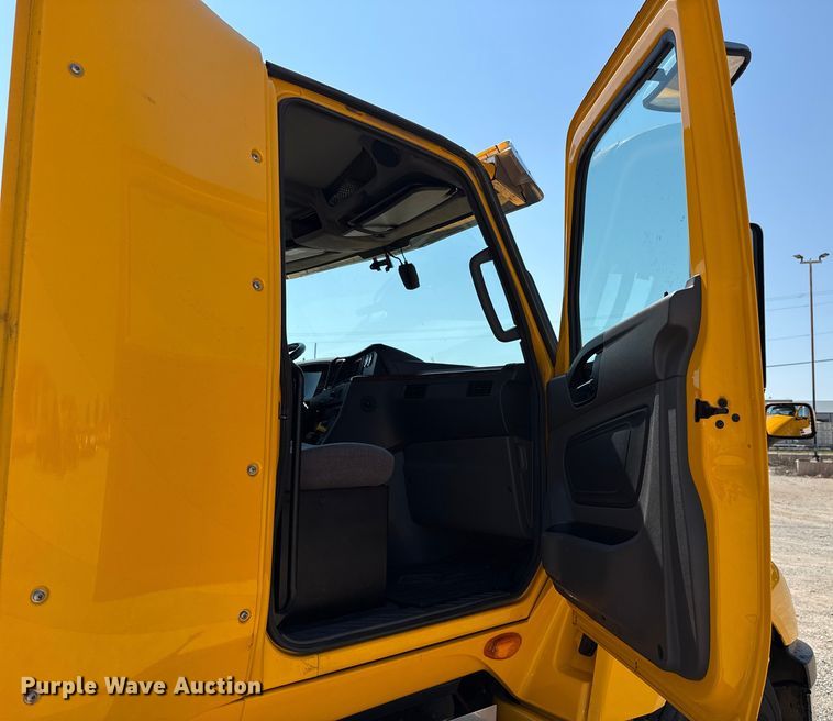 image for item EU2208 2021 International LT625 semi truck