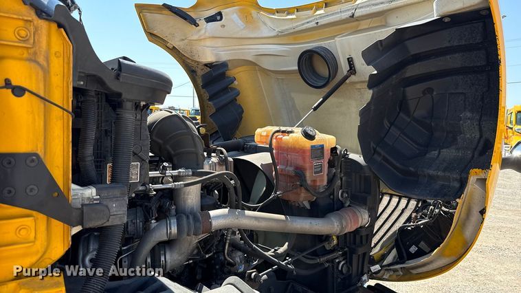 image for item EU2208 2021 International LT625 semi truck