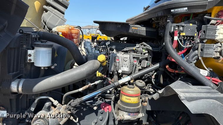 image for item EU2208 2021 International LT625 semi truck