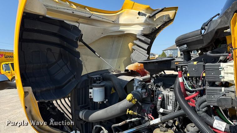 image for item EU2208 2021 International LT625 semi truck