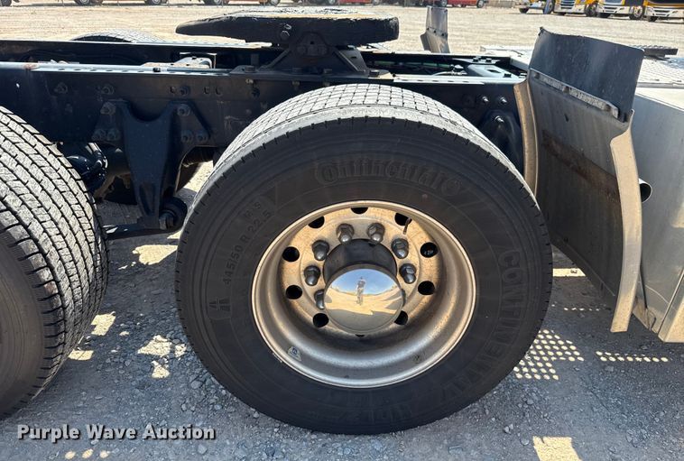 image for item EU2208 2021 International LT625 semi truck