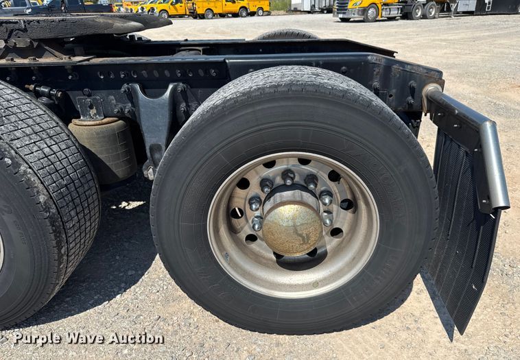 image for item EU2208 2021 International LT625 semi truck