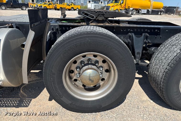 image for item EU2208 2021 International LT625 semi truck