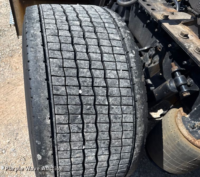 image for item EU2208 2021 International LT625 semi truck