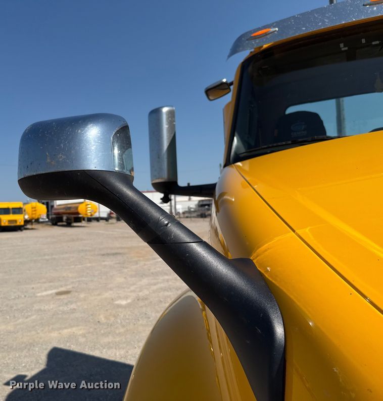 image for item EU2209 2021 International LT625 semi truck