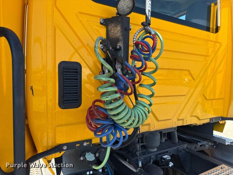 image for item EU2209 2021 International LT625 semi truck