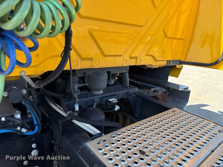 image for item EU2209 2021 International LT625 semi truck