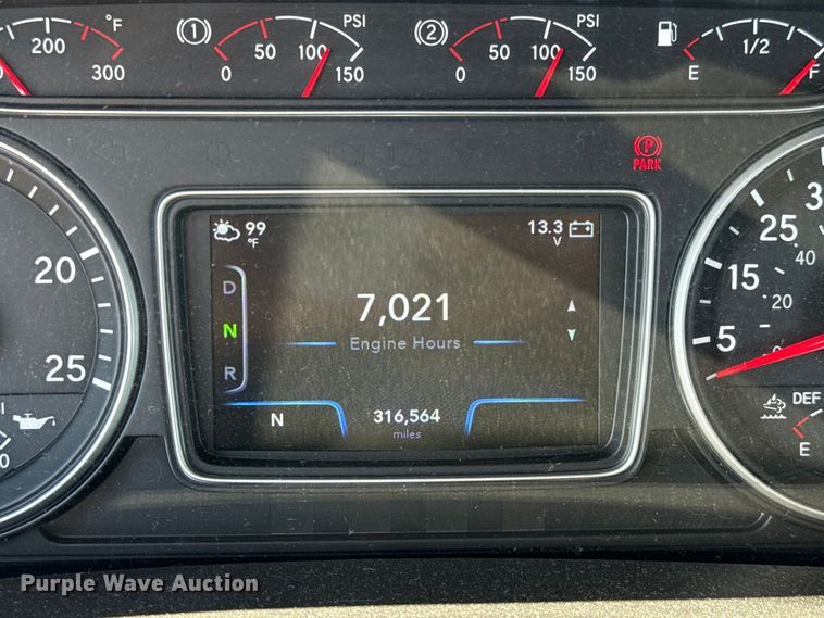 image for item EU2209 2021 International LT625 semi truck