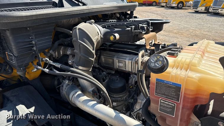 image for item EU2209 2021 International LT625 semi truck