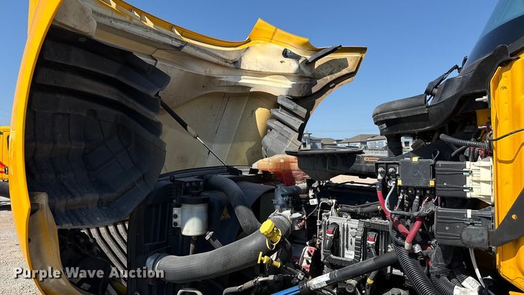 image for item EU2209 2021 International LT625 semi truck