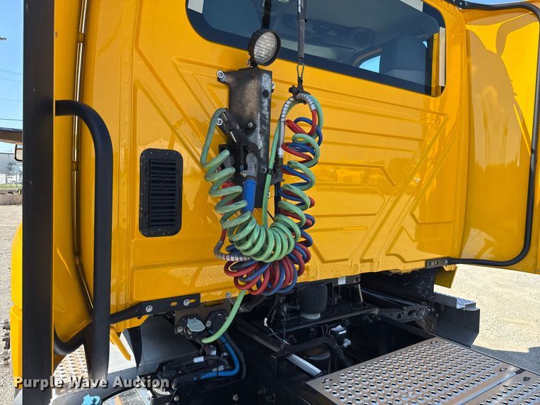 image for item EU2210 2021 International LT625 semi truck